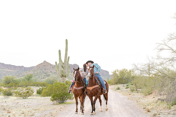 Desert Horse Engagement Session_Micah_Carling_Photography-5